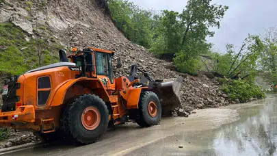 Ordu’da kabus dolu saatler sona erdi: Heyelanla kapanan yol trafiğe açıldı