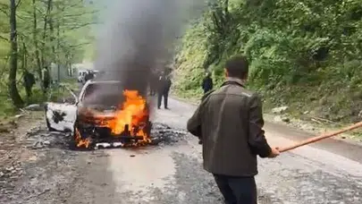 Borçka yolunda korku dolu anlar: Alev topuna dönen araçtan saniyelerle kurtuldular