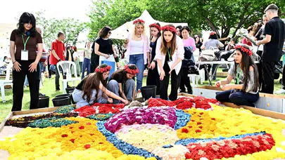 Antalya’nın kalbinde çiçekten sanat: 130 bin dalın yarıştığı dev organizasyon zirveye taşındı