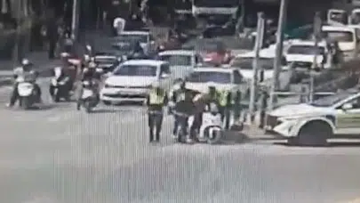Saniyelerle yarıştı, hayat kurtaran hamleyi yaptı: Kuryenin imdadına meydandaki polis yetişti