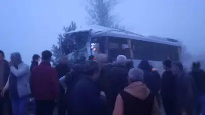 Bolu'da dehşet anları: Kaygan yolda kontrolden çıkan tır midibüsü biçti