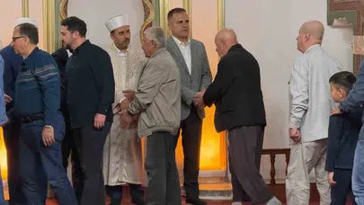 Menteşe’de bayram sabahı: Vali Akbıyık halkla kucaklaştı