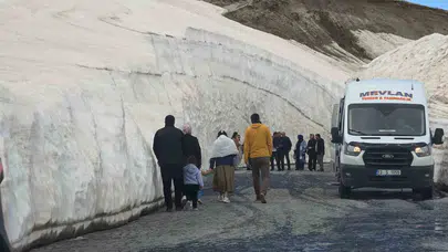 Yaz ortasında kış masalı: Nemrut’ta 10 metrelik kar duvarları ziyaretçilerini şaşkına çevirdi