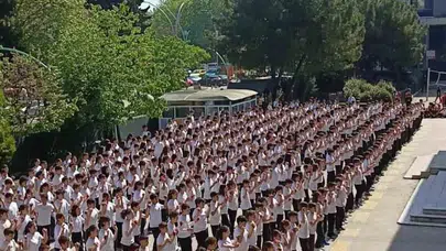 Okul bahçesinde festival havası: 537 öğrenci aynı anda kaşıkları konuşturdu