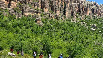 Diyarbakır’ın saklı cenneti: Kapadokya’yı aratmayan Gelincik Dağı ziyaretçi akınına uğruyor
