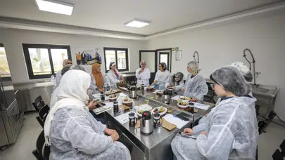 Mersin’in şifalı bitkileri kadınların elinde lezzet buluyor: Kan portakallı çay dönemi