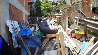 Bahçesi hurdalığa dönmüştü: 12 kamyon atık çıktı, ev sahibi şikayet edilmesine sitem etti