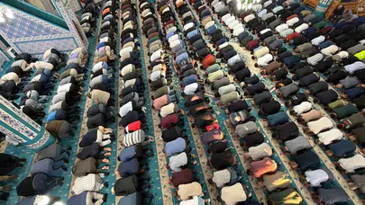 Osmaniye’de bayram coşkusu: Cami avluları taştı, protokol halkla kucaklaştı