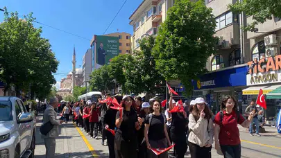 Eskişehir’in sokakları gençlerin enerjisiyle bayram yerine döndü: Cumhuriyet coşkusu yürüyüşe taştı