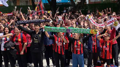 Küçük taraftarlardan dev moral: Eskişehirspor için okul bahçesinde marşlar yükseldi