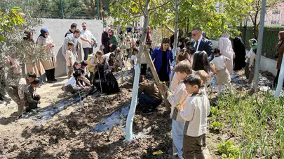 Beton yığınlarından doğaya uzanan yolculuk: Minik eller 120 çilek fidesiyle geleceği yeşertiyor