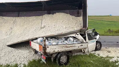 Afyonkarahisar’da feci kaza: Kum yüklü tırın altında kalan sürücü kurtarılamadı