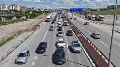 Kilit kavşakta bayram dönüşü mesaisi: 43 ilin trafiği havadan böyle görüntülendi