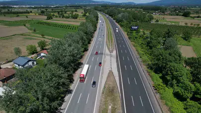 Dönüş yolunda yoğun mesai: Sakarya hattında trafik havadan görüntülendi