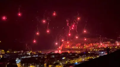 Amasra’da tarihi gece: Sarı kırmızılı taraftarlar gökyüzünü ateşe verdi