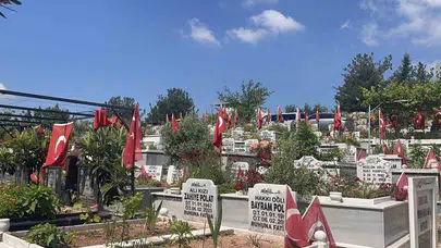 Bayram sabahı mezarlıkta gözyaşları sel oldu: 6 Şubat’ın izleri hala taze
