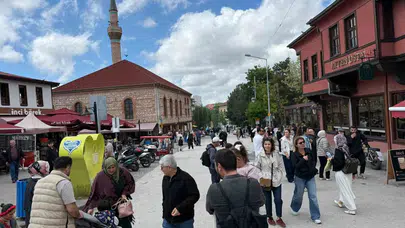 Eskişehir'in kalbi bayramda Odunpazarı'nda attı: Tarihi sokaklar ziyaretçi akınına uğradı