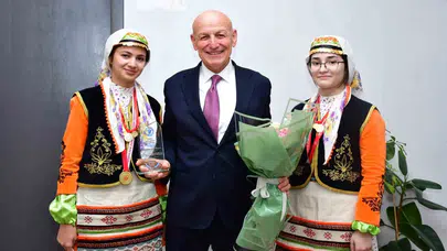 Terme’nin altın kızları zirveye yerleşti: Başkan Kul şampiyonları ağırladı