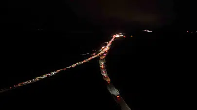 Dönüş yolunda ışık seli: Kemikli rampalarında trafik kilitlendi