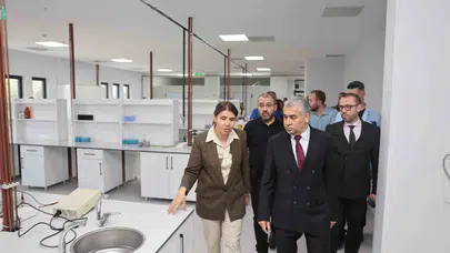 Bilimsel üretimde çıtayı yükseltiyor: ADÜ Rektörü Kent'ten laboratuvarlara yakın takip