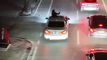 Trafikte dehşet anları: Sunrooftan sarkıp trafiği birbirine kattı, ceza kesilince küplere bindi
