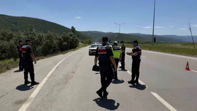 Bursa yollarında bayram sürprizi: Jandarma durdurdu, çikolata ikram etti