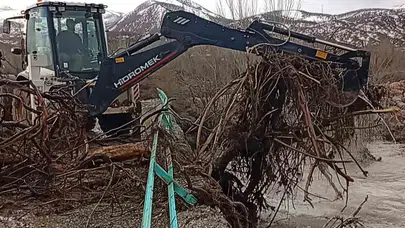 Tunceli'de sel kabusu: Ekiplerin zamanla yarışı ulaşımı kurtardı