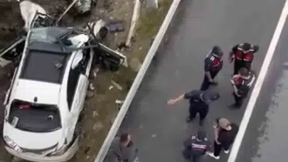 Tarsus'ta acı kaza: Havalimanı yolunda direğe çarpan otomobilde bir kişi yaşamını yitirdi