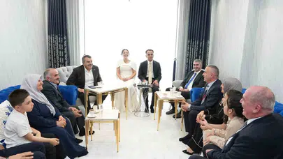 Erzurum’da siyaset ve bürokrasi buluşması: Bakan Tekin genç çiftin yüzüklerini taktı