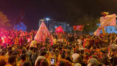 Galatasaray’ın zafer gecesi Çanakkale’yi sarı-kırmızıya boyadı: Truva Atı önünde şampiyonluk kutlaması