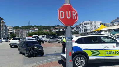 Manavgat’ta dikkatsizlik pahalıya patladı: Kavşakta çarpışan iki araçtan acı haber geldi