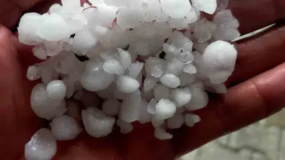 Çorum’da gökyüzü karardı: Sarı kodlu uyarı sonrası dolu yağışı hayatı felç etti