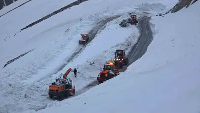 Beş aylık kar esareti bitiyor: Bahçesaray yolu trafiğe açılmak için gün sayıyor