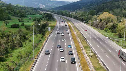 Yollar bayram trafiğiyle doldu: Bolu geçişinde uzun araç kuyrukları havadan görüntülendi