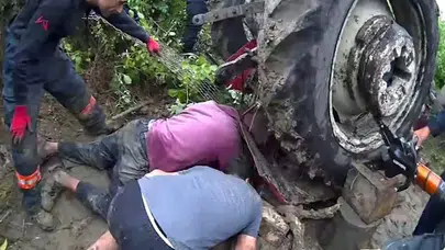 Tarsus'ta ölümden döndü: Çamurlu yolda devrilen traktörün altında can pazarı yaşandı