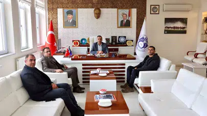Akçadağ'da ulaşım seferberliği: Hem ana yol yenileniyor hem deprem konutlarına yeni hat açılıyor