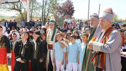 Kırşehir’de bahar üç büyük değerle karşılandı: Tarih sahnesinden gelen konuklar çocuklarla buluştu