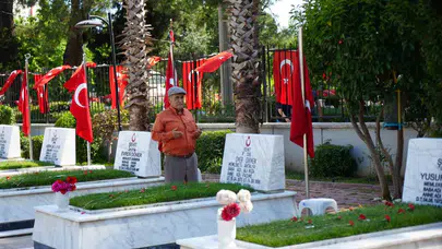 30 yıllık hasret bayram arefesinde tazelendi: Evladının mezar taşını gözyaşlarıyla sildi