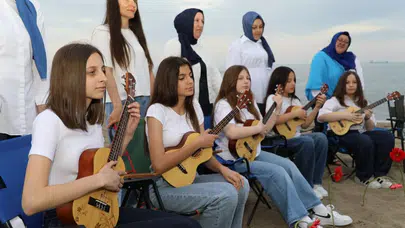 Karasu sahili duygusal anlara sahne oldu: Anneler için ukulele çaldılar
