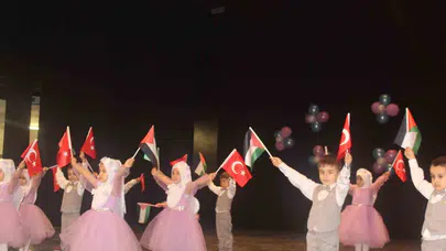 Miniklerden dev performans: Silifke’de yıl sonu coşkusu