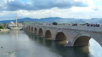 Osmancık sokaklarında 19 Mayıs coşkusu: İki teker üzerinde bayram kutlaması