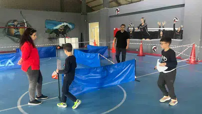 Tavşanlı’da spor salonu labirente dönüştü: Gençler pusula ve haritayla zafere koştu