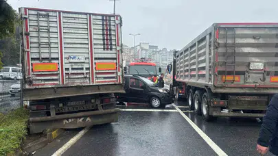 Zonguldak’ta dehşet anları: Yağmurda kayan tır ortalığı birbirine kattı