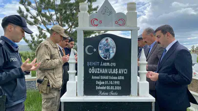 Arpaçay’da bayram sabahı vefa nöbeti: Şehitler dualarla anıldı