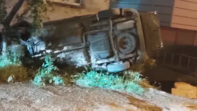 Giresun'da korku dolu anlar: Kontrolden çıkan hafif ticari araç evin salonuna girdi