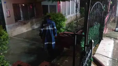 Karamürsel’de gökyüzü boşaldı: Zübeyde Hanım Caddesi’ni su bastı, ekipler seferber oldu