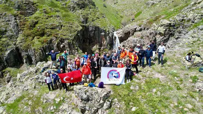 Zirve yolunda görsel şölen: Doğa tutkunları Uçak Şelalesi için rotayı Şuhut'a çevirdi