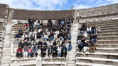 Sıraların tozlu sayfalarından tarihin derinliklerine: İzmirli gençler Bergama ve Ödemiş’te buluştu
