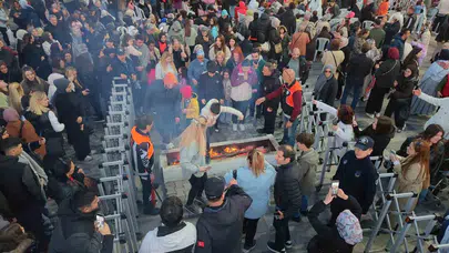 Başkan Vekili sahnede gitarı eline aldı: Gaziosmanpaşa’da Hıdırellez ateşi müzikle yandı