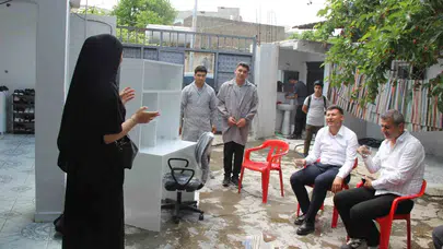 Cizre'de meslek liseli gençlerden yüreklere dokunan hareket: Kendi elleriyle ürettikleri masayı arkadaşlarına hediye ettiler
